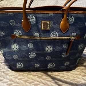 Dooney and Bourke extra large Inaugural season tote!!!